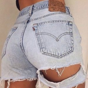 Short en jean déchiré “Hot Pant”